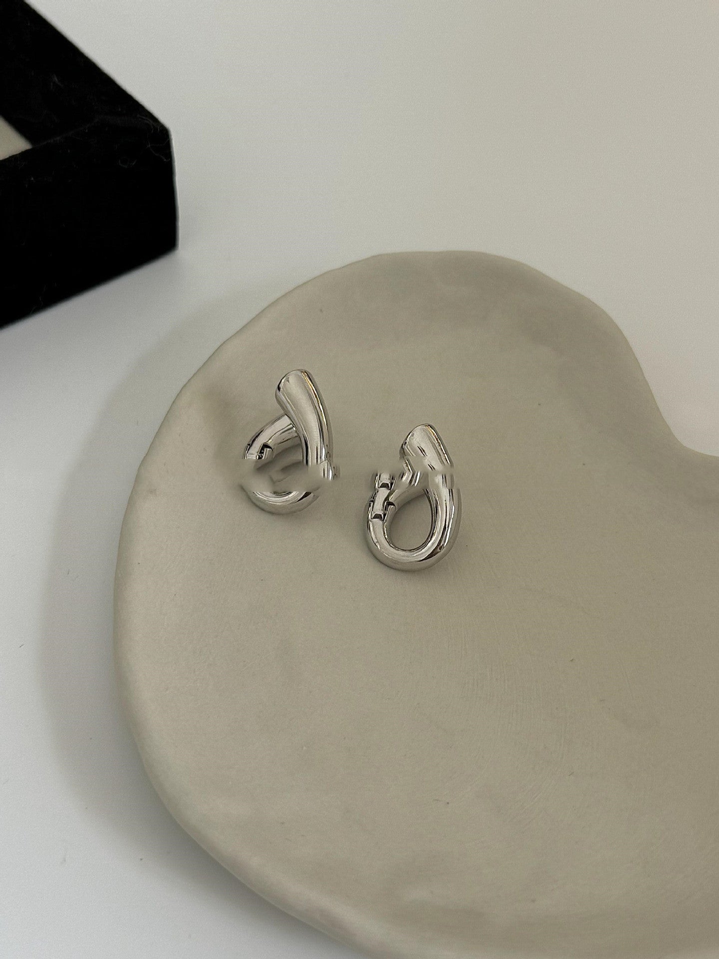 Heart-shaped Buckle Niche Design Earrings
