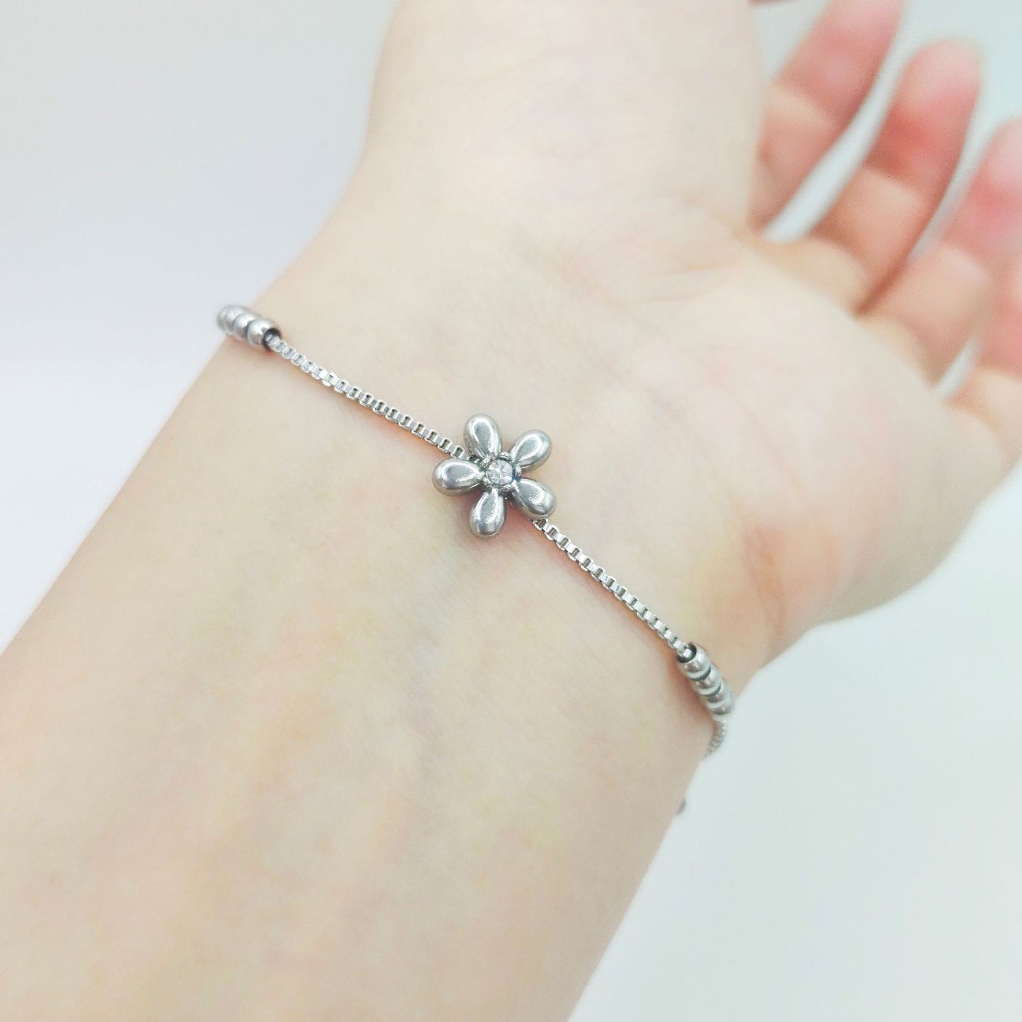 Flower-shaped Gold-plated Korean-style Fashion Pull Bracelet