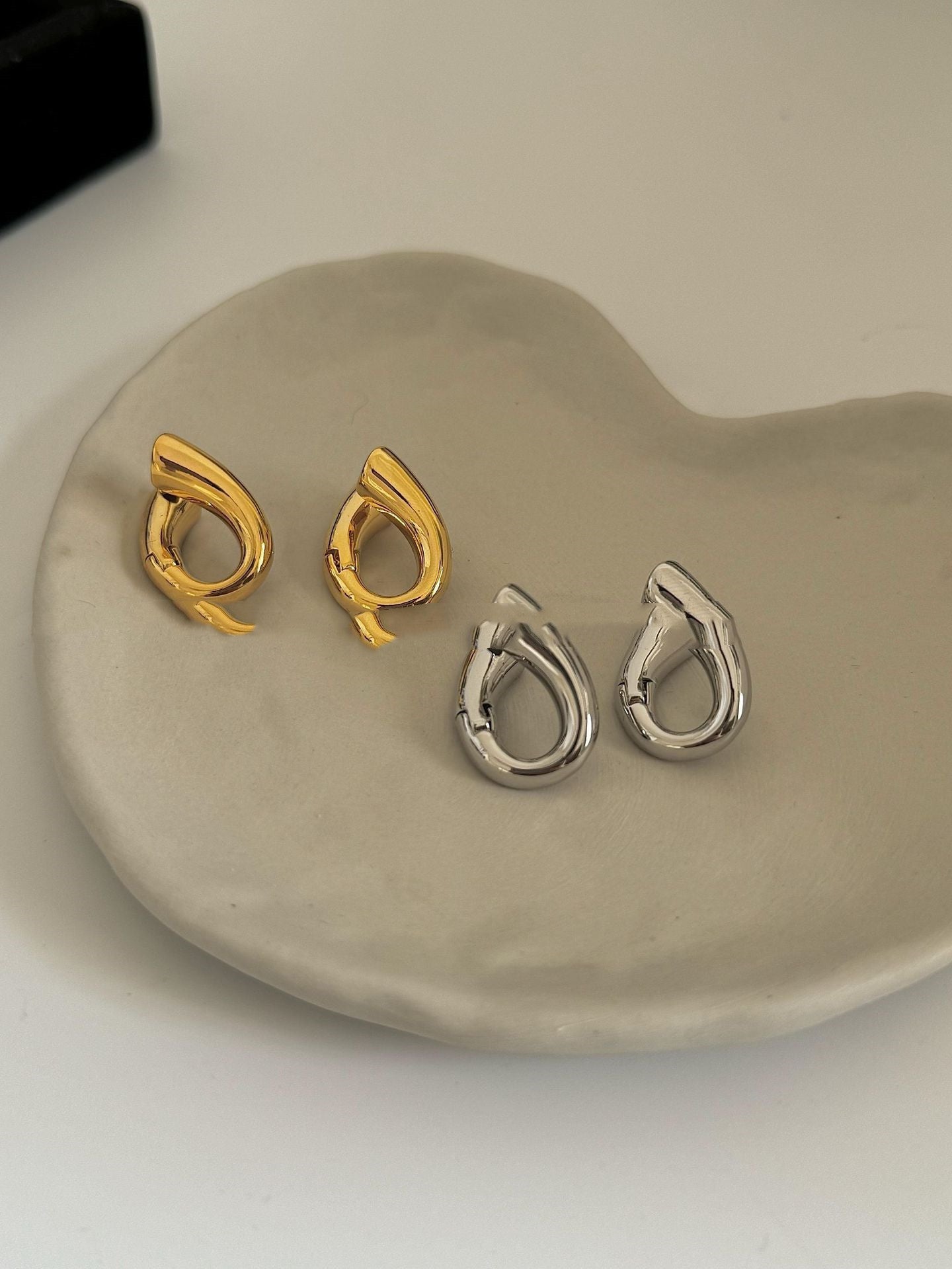 Heart-shaped Buckle Niche Design Earrings
