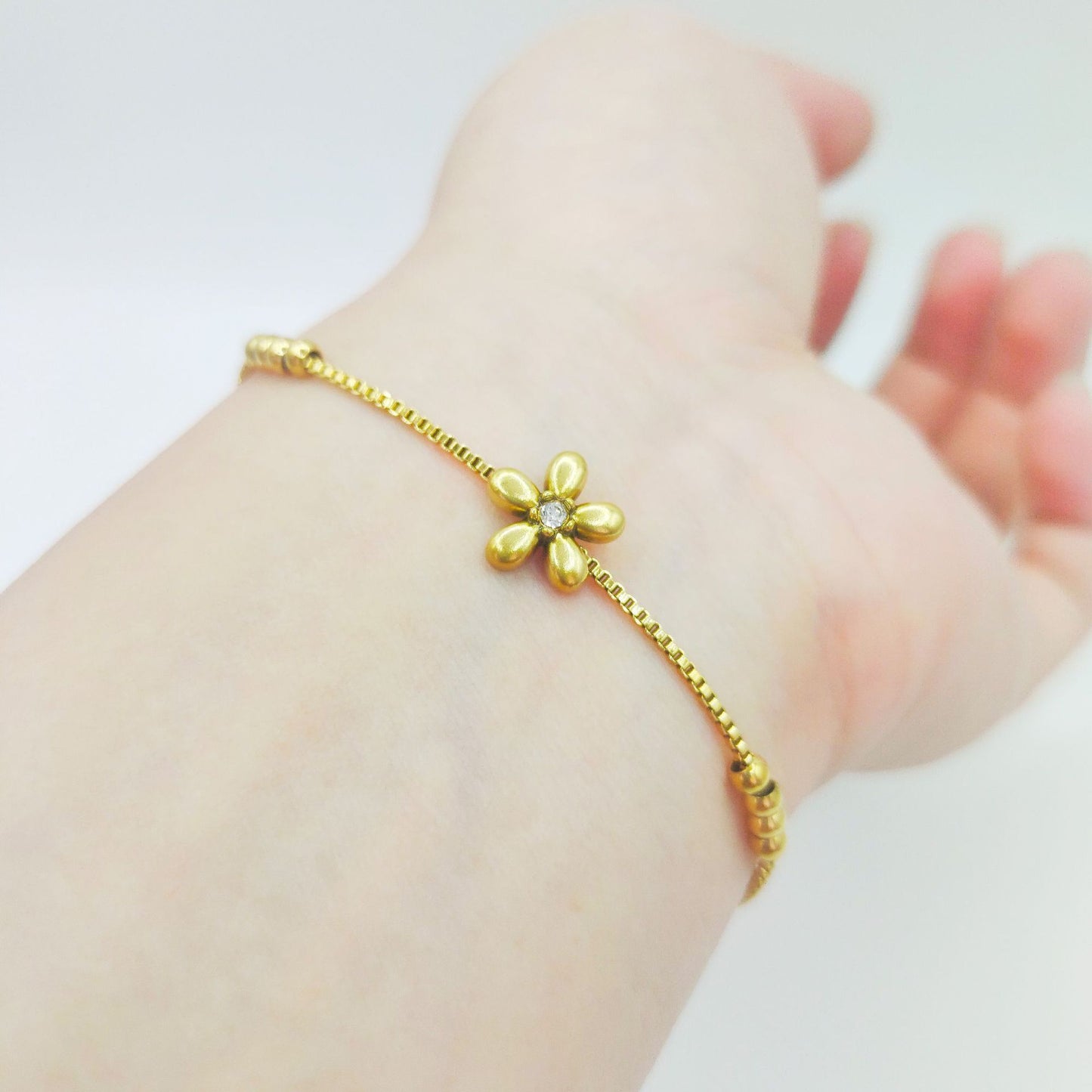 Flower-shaped Gold-plated Korean-style Fashion Pull Bracelet